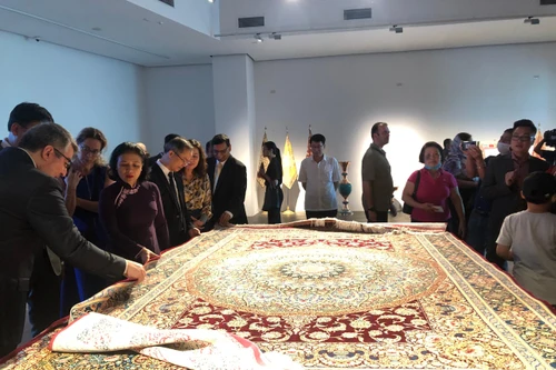 Cảm nhận vẻ đẹp của những tấm thảm bay qua trưng bày "Di sản nghệ thuật Iran, cái nôi của nền văn minh”. 