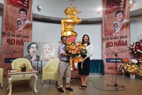 Nhà báo Huỳnh Dũng Nhân ra mắt cuốn hồi ký "40 năm - Đi, yêu và viết"