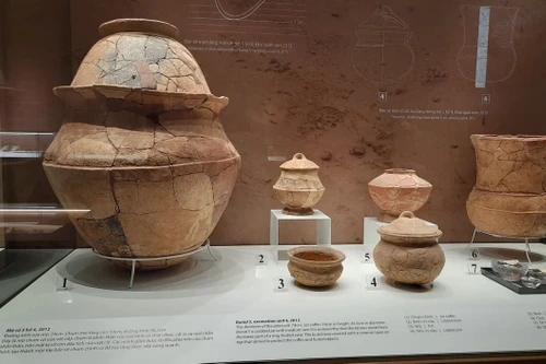 [Ảnh] Mộ chum và đồ tùy táng tại di chỉ khảo cổ Bãi Cọi