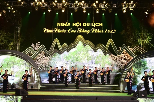 "Non nước Cao Bằng - Xứ sở thần tiên" tại phố đi bộ Hồ Gươm