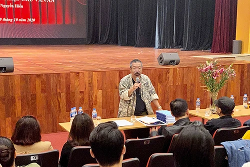 Đạo diễn Lê Hùng dựng vở "Tình-Tiền chìm nổi"