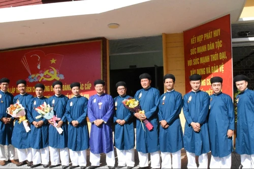 Để áo dài nam không thua kém áo dài nữ