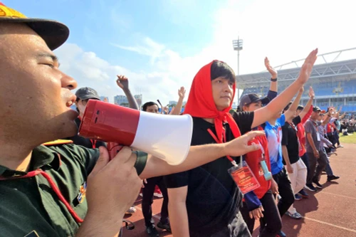 Dàn nghệ sĩ nổi tiếng tham gia hợp luyện diễu hành tại sân vận động Mỹ Đình