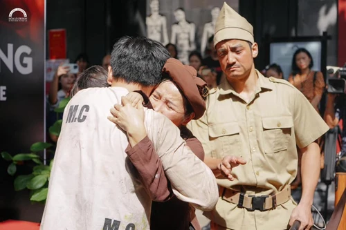 Trưng bày “Thắp ngọn lửa hồng” tri ân các anh hùng, liệt sĩ