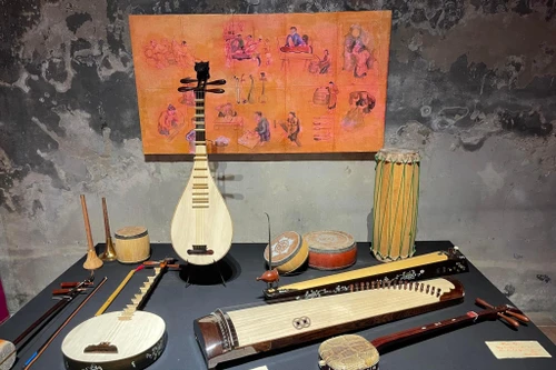 Phố cổ Hà Nội rộn ràng với các hoạt động vào dịp 30/4 và 1/5