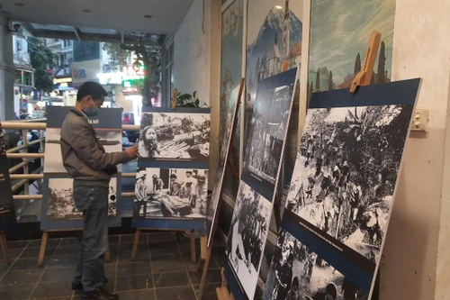 Chuỗi hoạt động kỷ niệm 50 năm chiến thắng Hà Nội-Điện Biên Phủ trên không tại phố cổ Hà Nội