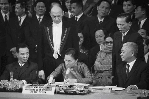 Triển lãm chuyên đề "Áo dài phụ nữ Việt Nam đi qua khói lửa chiến tranh"