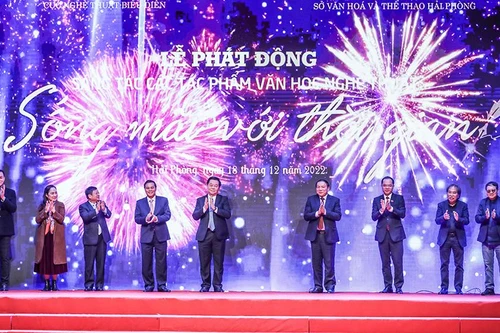 Phát động cuộc vận động sáng tác VHNT "Sống mãi với thời gian"