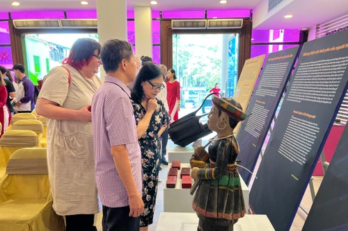 Nhà sưu tầm người Mỹ trao tặng gần 500 hiện vật về văn hóa các dân tộc Việt Nam