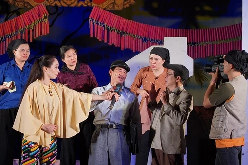 Biểu diễn 2 vở hài kịch "Bệnh sĩ" và "Ả cave nhà hàng Maxim"