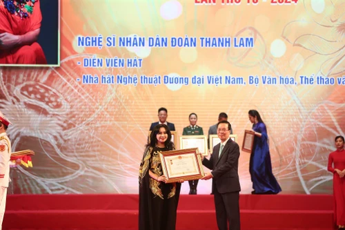 Diva Thanh Lam: "Mẹ là người mong muốn nhất tôi được phong tặng Nghệ sĩ nhân dân"