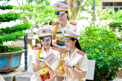 Trao giải cuộc thi ảnh "Khoảnh khắc cùng sách" và cuộc thi "Viết lời giới thiệu sách"