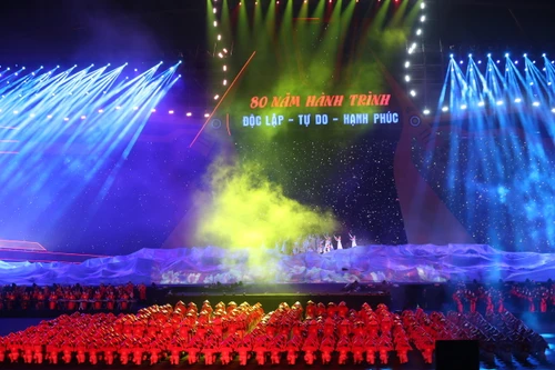 2 vạn khán giả hào hứng với chương trình nghệ thuật "80 năm hành trình Độc lập-Tự do-Hạnh phúc"