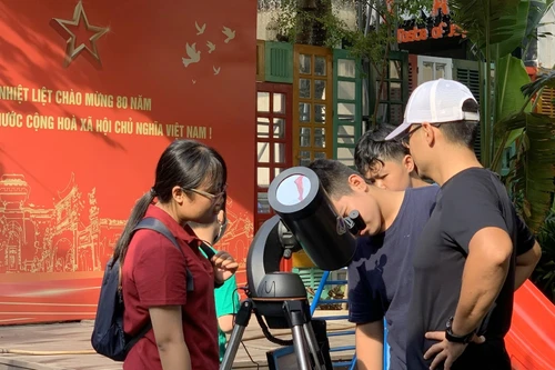 Khám phá vũ trụ kỳ bí qua cuốn sách "Thiên văn học trực quan"