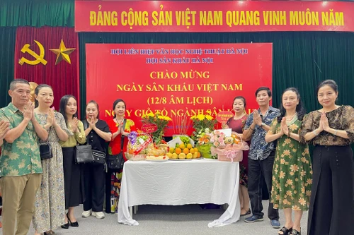 Các nghệ sĩ nổi tiếng của Hà Nội tề tựu trong ngày giỗ tổ nghề sân khấu