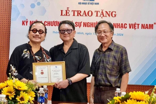 Nghệ sĩ saxophone Trần Mạnh Tuấn nhận Kỷ niệm chương “Vì sự nghiệp âm nhạc Việt Nam”