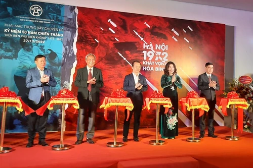 Xúc động trước các hiện vật trưng bày tại chuyên đề "Hà Nội 1972 - Khát vọng hòa bình"