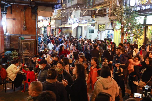 Phố ẩm thực Đảo Ngọc Ngũ Xã thu hút hơn 3.000 lượt khách dịp cuối tuần