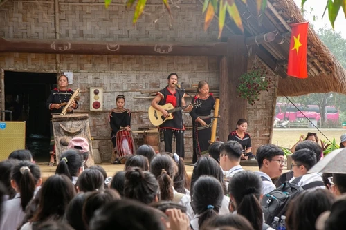 "Hoa tháng Mười" - Chương trình dân ca dân vũ chào mừng Ngày Phụ nữ Việt Nam của đồng bào các dân tộc