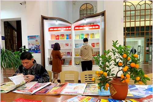 "Mùa xuân dâng Đảng" - Triển lãm tư liệu- báo Xuân Quý Mão 2023