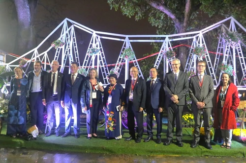  “Dạo chơi nước Pháp” tại phố đi bộ Hồ Gươm