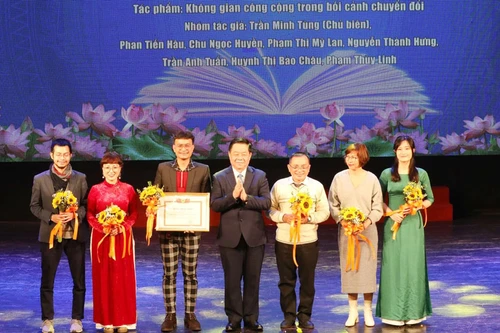 “Không gian công cộng trong bối cảnh chuyển đổi” được tặng thưởng mức A của Ban Bí thư Trung ương Đảng