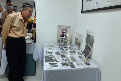 Tiếp nhận bản thảo viết tay "Búp sen xanh" của cố nhà văn Sơn Tùng