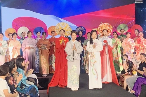 "Sắc thu Việt-Nhật" tôn vinh vẻ đẹp duyên dáng của áo dài và kimono