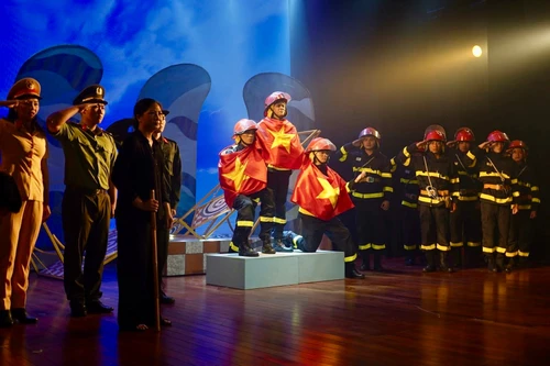Công diễn vở kịch nói "Ngược chiều bình an" ngợi ca sự hy sinh của các chiến sĩ PCCC&CNCH