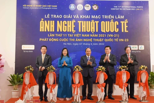 Chủ tịch nước Nguyễn Xuân Phúc dự triển lãm cuộc thi Ảnh nghệ thuật quốc tế lần thứ 11 tại Việt Nam 