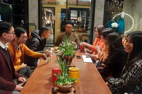 Thưởng trà, ngắm hoa thuỷ tiên ngày Tết 