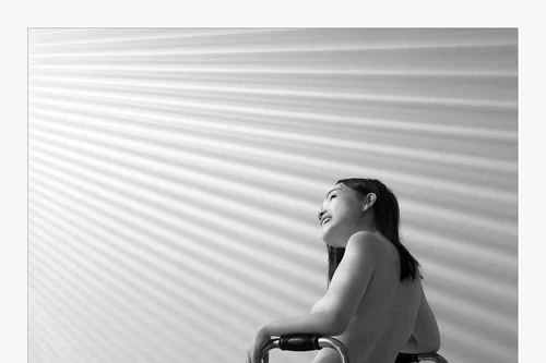 Nữ nhà văn khuyết tật chụp ảnh nude: "Yêu cơ thể mình dù nó không hoàn hảo"