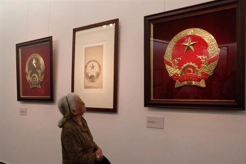 Chiêm ngưỡng bản gốc mẫu phác thảo Quốc huy Việt Nam do họa sĩ Bùi Trang Chước thực hiện