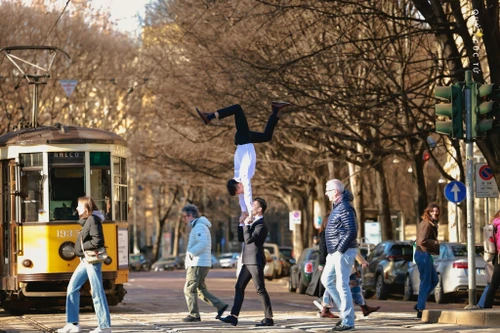 Những hình ảnh cực kỳ ấn tượng của Quốc Cơ Quốc Nghiệp trên đường phố Italia