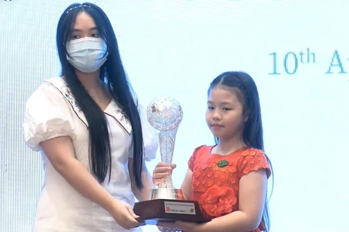 Bé gái 8 tuổi đoạt giải đặc biệt cuộc thi viết truyện "Đóa hoa đồng thoại"