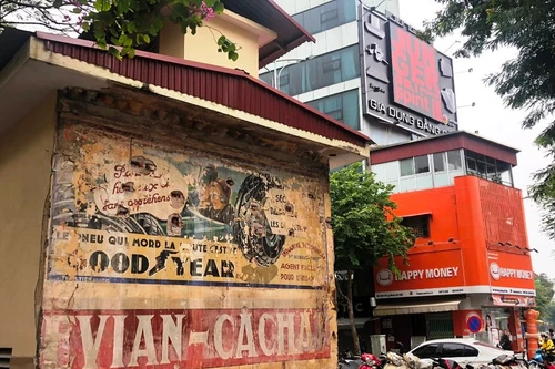 Hà Nội tạm thời giữ nguyên bức tường quảng cáo tiếng Pháp lộ diện sau hàng chục năm bị che lấp