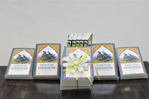 100 cuốn "Truyện cổ tích Kazakhstan" dành tặng thiếu nhi Việt Nam nhân dịp Tết Nguyên Đán