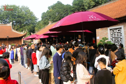 Người dân Hà Nội đổ về Văn Miếu xin chữ đầu năm