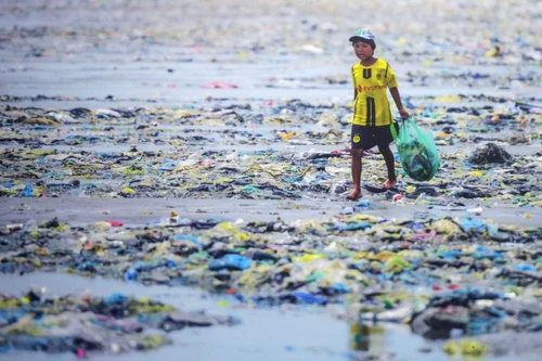 "Sông kể chuyện nhựa" - triển lãm ảnh về nạn "ô nhiễm trắng"