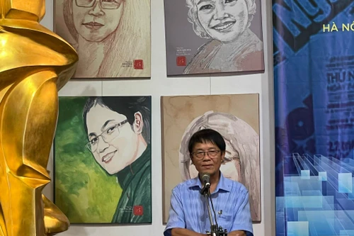 Huỳnh Dũng Nhân vẽ chân dung "Những nhà báo nữ tôi quen"