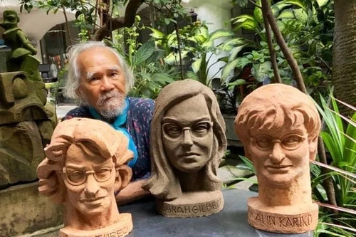 Điêu khắc gia nổi tiếng tạc tượng 3 nhà khoa học nữ điều chế ra vaccine chống Covid-19