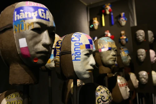 70 chiếc mặt nạ tại triển lãm "Mặt khác" đã bán hết trong 1 giờ đồng hồ