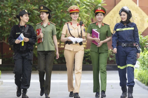 Phụ nữ Công an thành phố Hà Nội tham dự cuộc thi ảnh trực tuyến "Nét đẹp Phụ nữ Thủ đô"