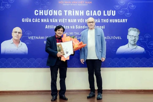 "Chất vấn thói quen" của nhà thơ Phan Hoàng nhận giải thưởng nghệ thuật Danube của Hungary