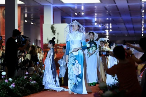 Tôn vinh vẻ đẹp của sen trong đời sống văn hóa Việt