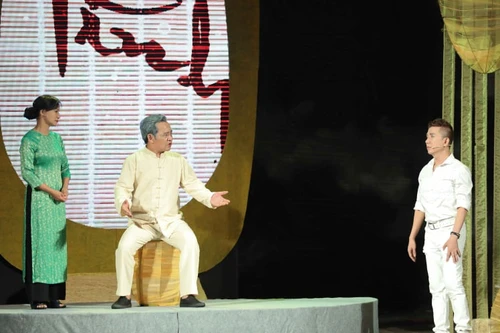 ''Dưới ánh đèn'': Nỗi niềm người nghệ sĩ nặng lòng với sân khấu 