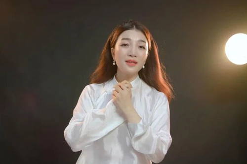 Phạm Thu Hà thể hiện ca khúc "Đôi bờ" hướng về miền Nam ruột thịt