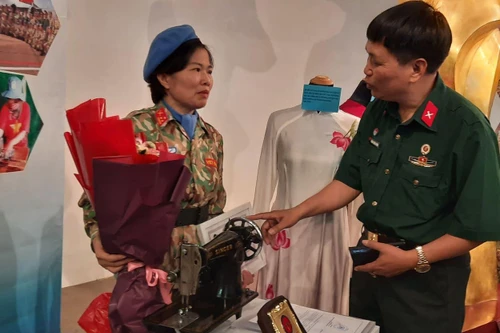 Tiếp nhận hiện vật do các nữ quân nhân "mũ nồi xanh" trao tặng