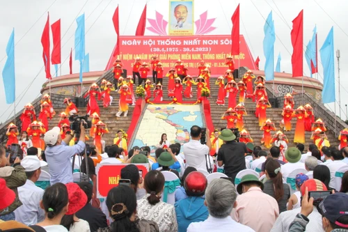 Xúc động Lễ thượng cờ "Thống nhất non sông" bên dòng Bến Hải