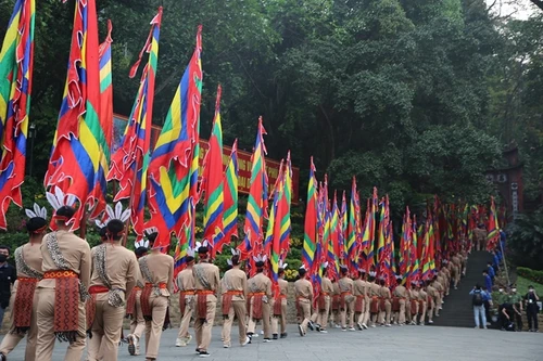 Hơn 4 triệu lượt khách trẩy hội đền Hùng